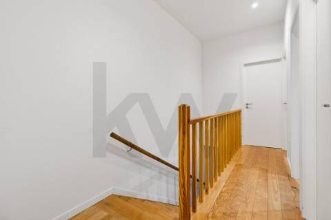 Moradia T4+1 com jardim junto à Areosa