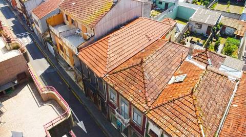 Moradia T4+1 com jardim junto à Areosa