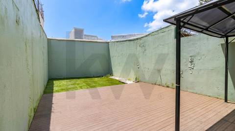 Moradia T4+1 com jardim junto à Areosa