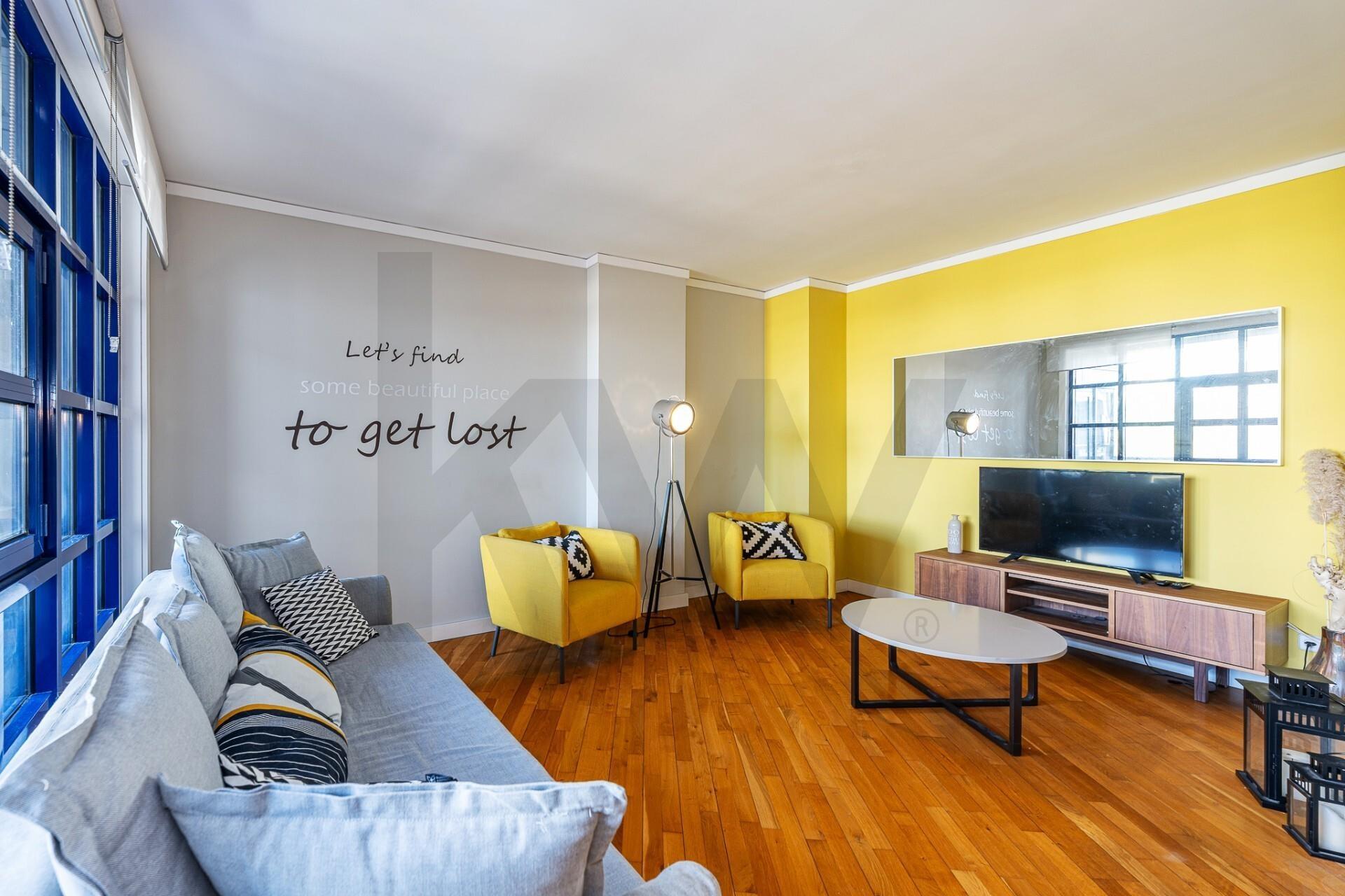 Apartamento T3 com varanda e lugar de garagem na R. Calouste Gulbenkian, no Porto