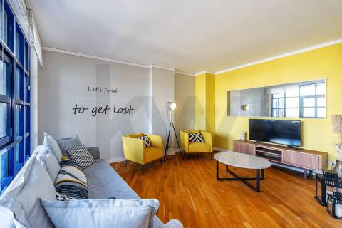 Apartamento T3 com varanda e lugar de garagem na R. Calouste Gulbenkian, no Porto