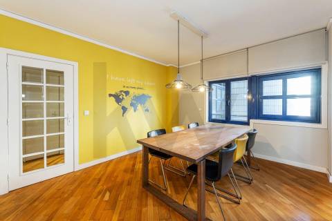 Apartamento T3 com varanda e lugar de garagem na R. Calouste Gulbenkian, no Porto