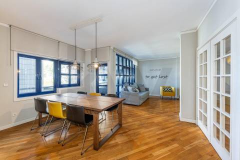 Apartamento T3 com varanda e lugar de garagem na R. Calouste Gulbenkian, no Porto