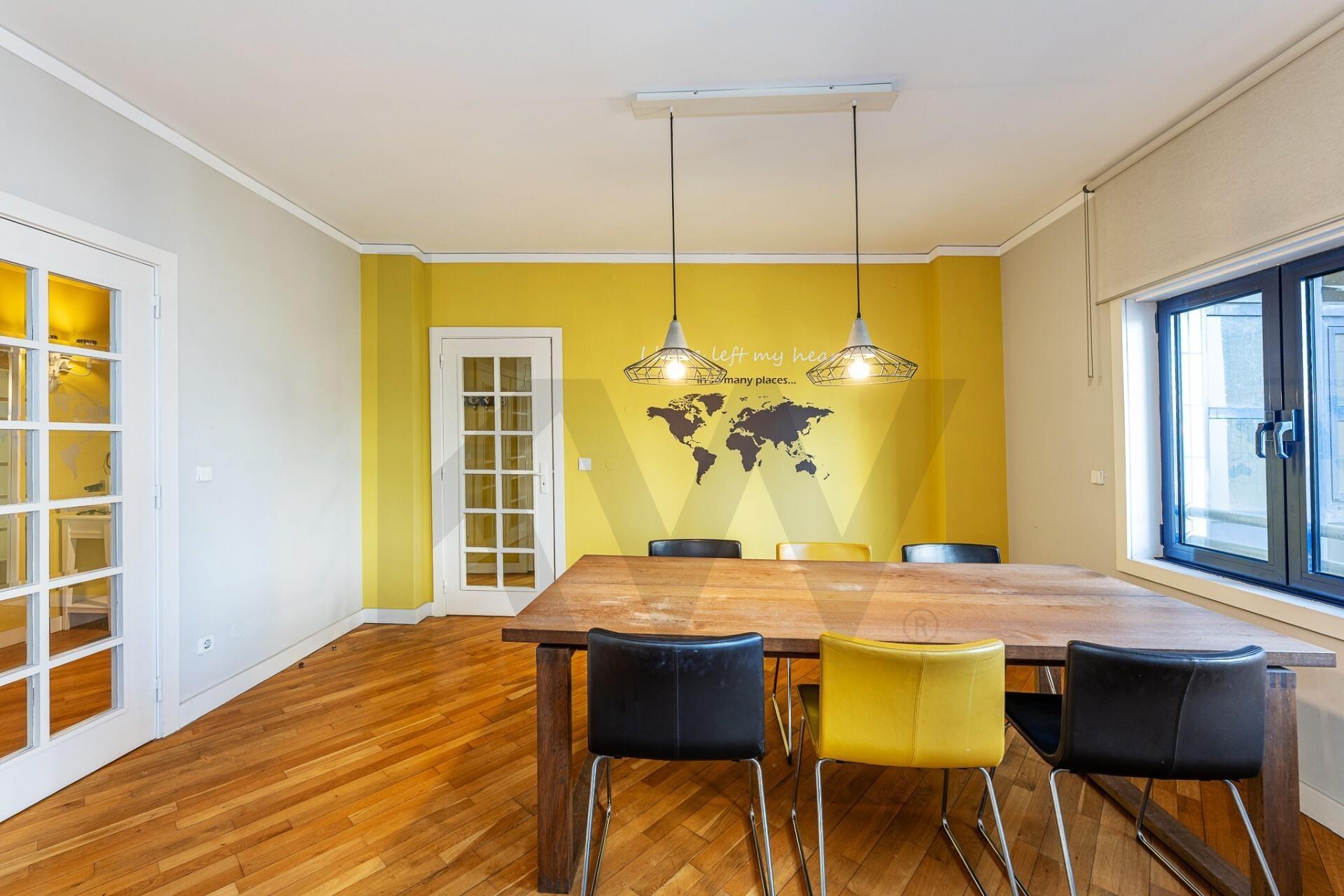 Apartamento T3 com varanda e lugar de garagem na R. Calouste Gulbenkian, no Porto