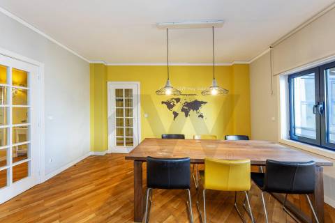 Apartamento T3 com varanda e lugar de garagem na R. Calouste Gulbenkian, no Porto