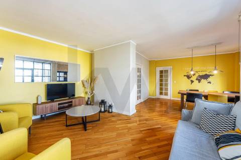 Apartamento T3 com varanda e lugar de garagem na R. Calouste Gulbenkian, no Porto