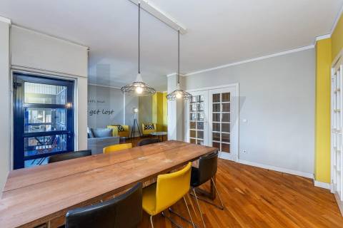 Apartamento T3 com varanda e lugar de garagem na R. Calouste Gulbenkian, no Porto