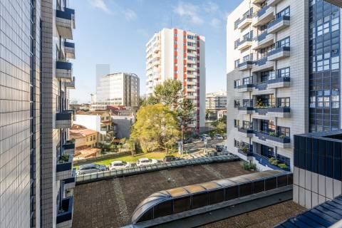 Apartamento T3 com varanda e lugar de garagem na R. Calouste Gulbenkian, no Porto