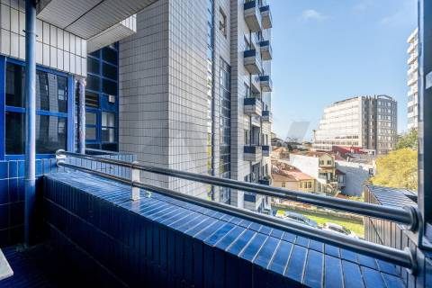 Apartamento T3 com varanda e lugar de garagem na R. Calouste Gulbenkian, no Porto