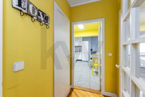 Apartamento T3 com varanda e lugar de garagem na R. Calouste Gulbenkian, no Porto