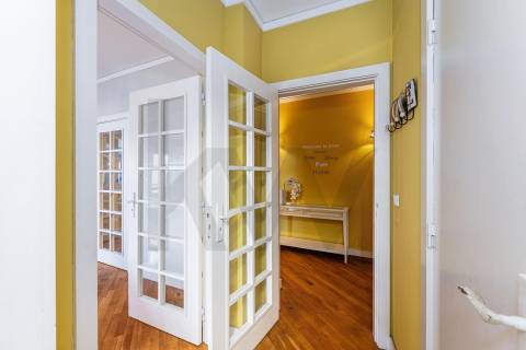 Apartamento T3 com varanda e lugar de garagem na R. Calouste Gulbenkian, no Porto