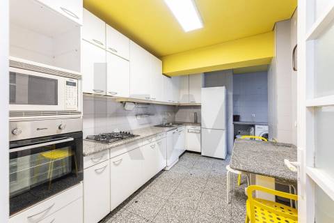 Apartamento T3 com varanda e lugar de garagem na R. Calouste Gulbenkian, no Porto