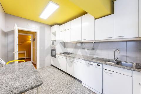 Apartamento T3 com varanda e lugar de garagem na R. Calouste Gulbenkian, no Porto