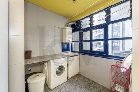 Apartamento T3 com varanda e lugar de garagem na R. Calouste Gulbenkian, no Porto