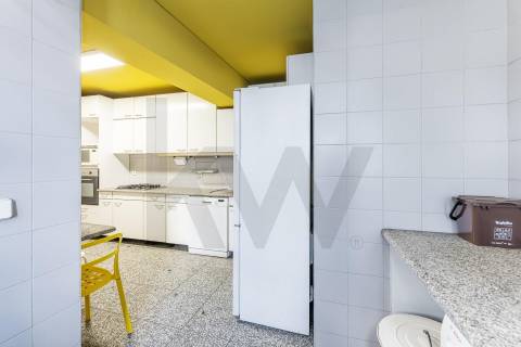 Apartamento T3 com varanda e lugar de garagem na R. Calouste Gulbenkian, no Porto