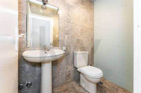 Apartamento T3 com varanda e lugar de garagem na R. Calouste Gulbenkian, no Porto