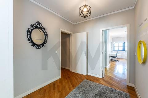 Apartamento T3 com varanda e lugar de garagem na R. Calouste Gulbenkian, no Porto