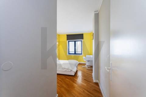 Apartamento T3 com varanda e lugar de garagem na R. Calouste Gulbenkian, no Porto