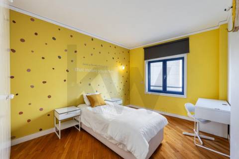 Apartamento T3 com varanda e lugar de garagem na R. Calouste Gulbenkian, no Porto