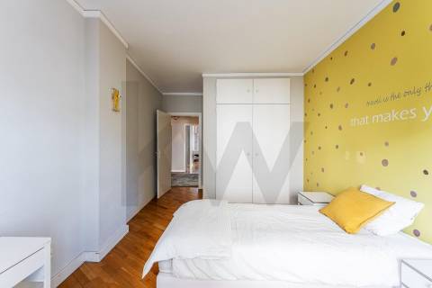 Apartamento T3 com varanda e lugar de garagem na R. Calouste Gulbenkian, no Porto