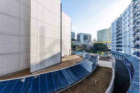 Apartamento T3 com varanda e lugar de garagem na R. Calouste Gulbenkian, no Porto