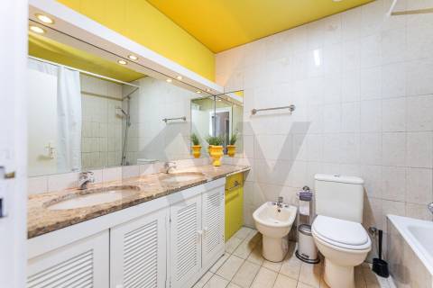 Apartamento T3 com varanda e lugar de garagem na R. Calouste Gulbenkian, no Porto