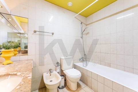 Apartamento T3 com varanda e lugar de garagem na R. Calouste Gulbenkian, no Porto