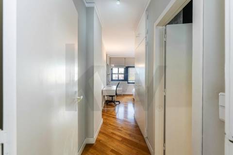 Apartamento T3 com varanda e lugar de garagem na R. Calouste Gulbenkian, no Porto