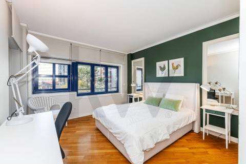 Apartamento T3 com varanda e lugar de garagem na R. Calouste Gulbenkian, no Porto