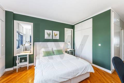 Apartamento T3 com varanda e lugar de garagem na R. Calouste Gulbenkian, no Porto