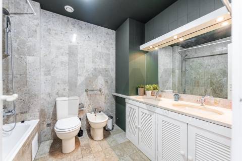 Apartamento T3 com varanda e lugar de garagem na R. Calouste Gulbenkian, no Porto