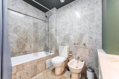 Apartamento T3 com varanda e lugar de garagem na R. Calouste Gulbenkian, no Porto