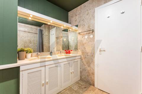 Apartamento T3 com varanda e lugar de garagem na R. Calouste Gulbenkian, no Porto