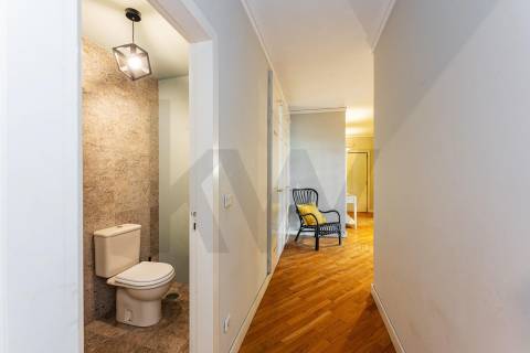 Apartamento T3 com varanda e lugar de garagem na R. Calouste Gulbenkian, no Porto