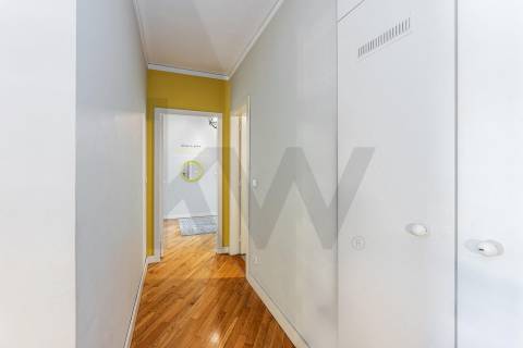 Apartamento T3 com varanda e lugar de garagem na R. Calouste Gulbenkian, no Porto