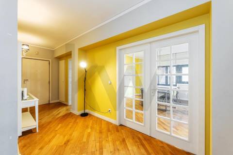 Apartamento T3 com varanda e lugar de garagem na R. Calouste Gulbenkian, no Porto