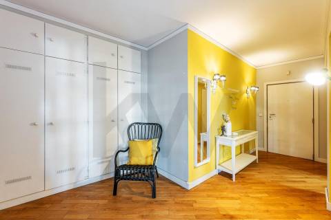 Apartamento T3 com varanda e lugar de garagem na R. Calouste Gulbenkian, no Porto