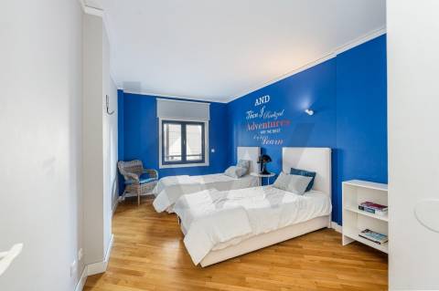 Apartamento T3 com varanda e lugar de garagem na R. Calouste Gulbenkian, no Porto