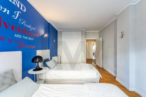 Apartamento T3 com varanda e lugar de garagem na R. Calouste Gulbenkian, no Porto