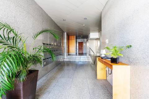 Apartamento T3 com varanda e lugar de garagem na R. Calouste Gulbenkian, no Porto