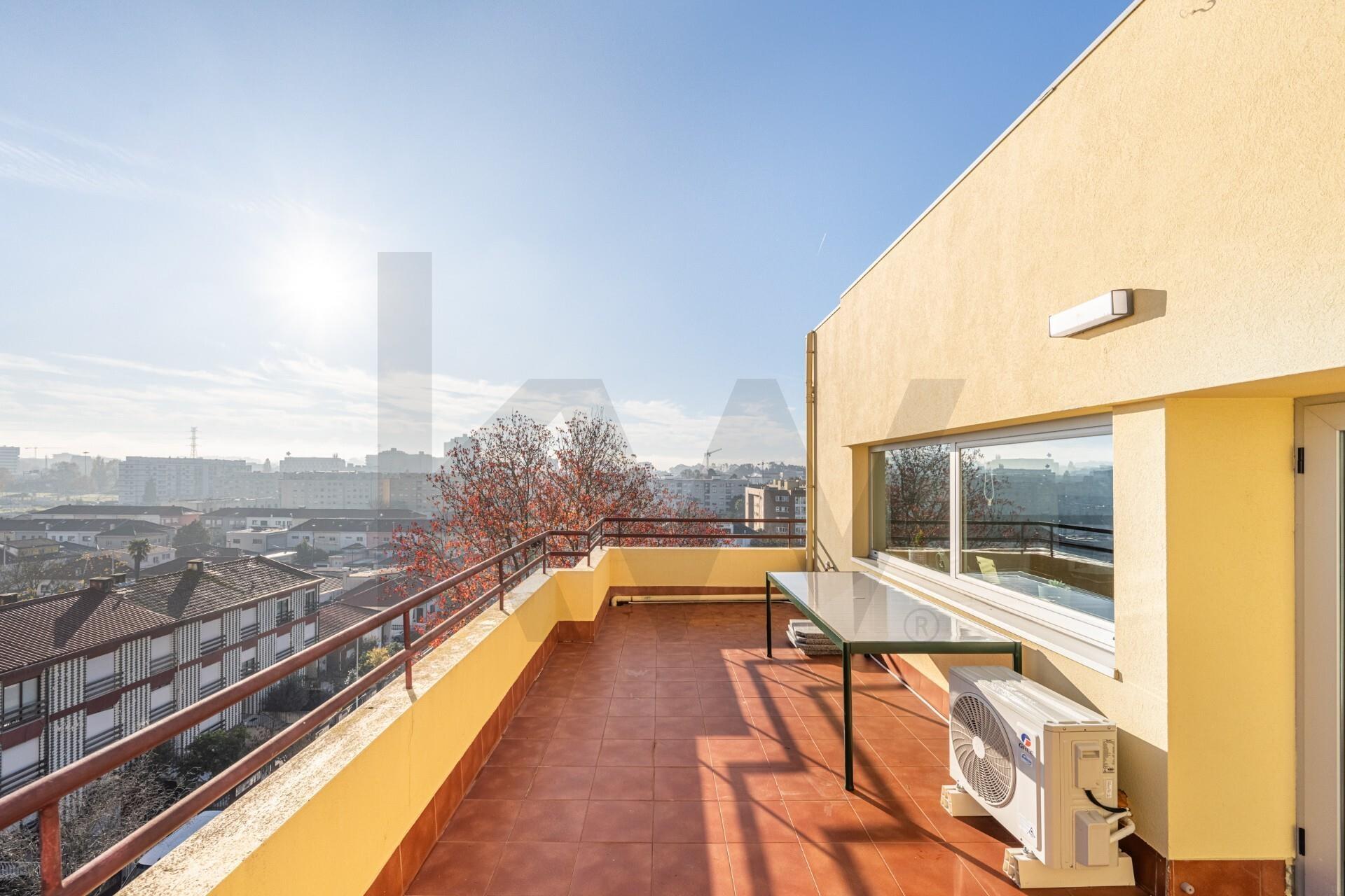 Apartamento com terraço em Monte dos Burgos