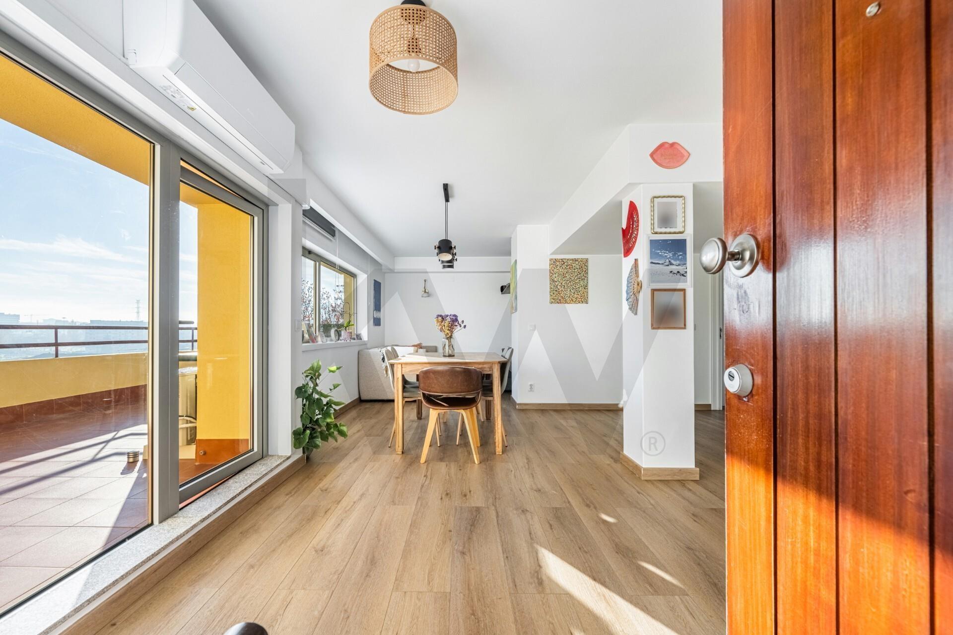 Apartamento com terraço em Monte dos Burgos