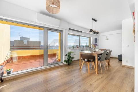 Apartamento com terraço em Monte dos Burgos