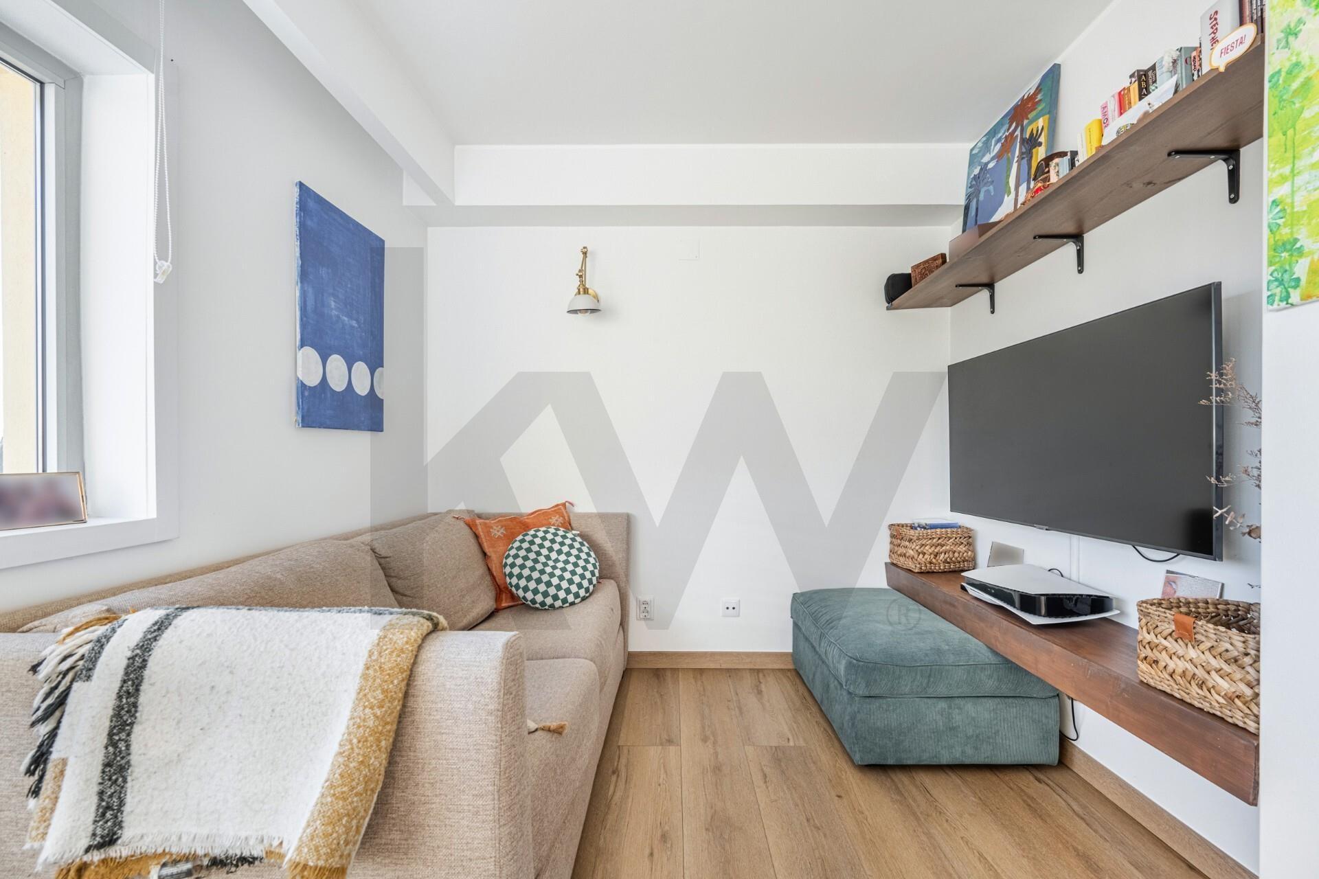 Apartamento com terraço em Monte dos Burgos