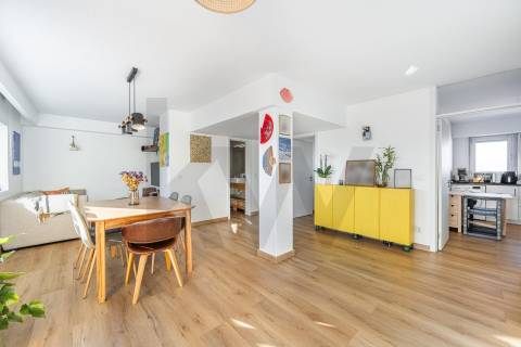 Apartamento com terraço em Monte dos Burgos