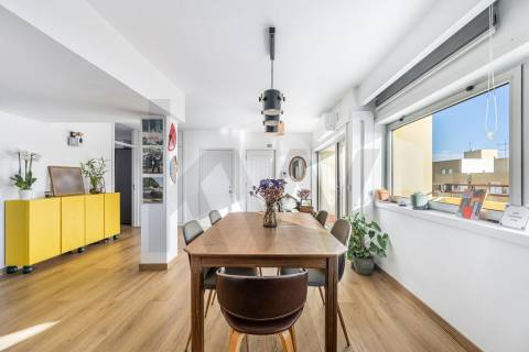 Apartamento com terraço em Monte dos Burgos