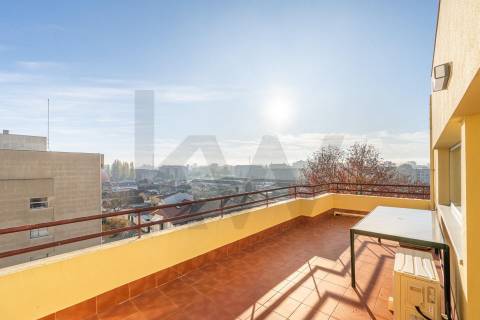 Apartamento com terraço em Monte dos Burgos