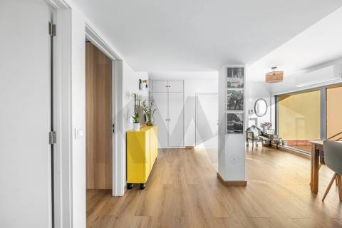 Apartamento com terraço em Monte dos Burgos