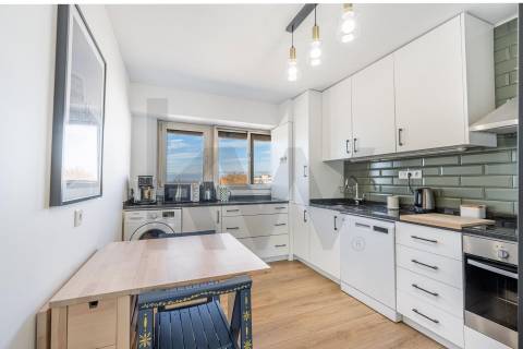 Apartamento com terraço em Monte dos Burgos