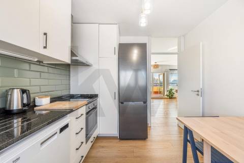 Apartamento com terraço em Monte dos Burgos